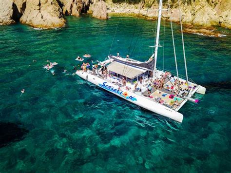 Lloret de Mar: Catamaran Sailing Cruise with BBQ。